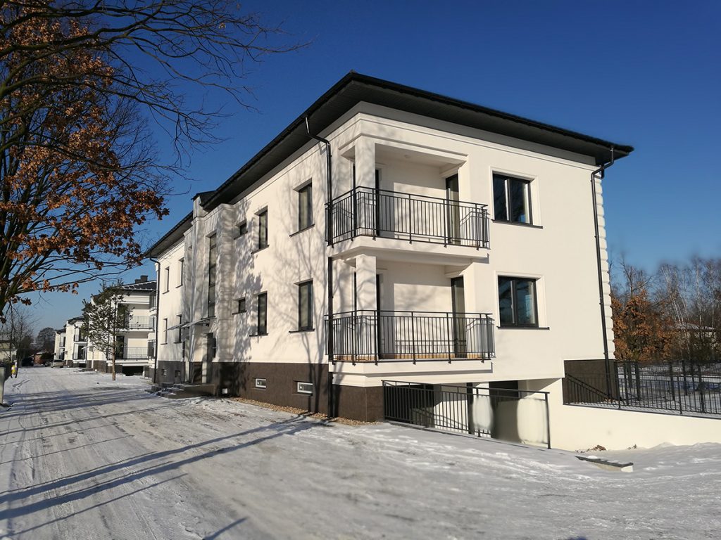 Osiedle “Oliwia” to kameralne, zamknięte osiedle zlokalizowane wśród zielonych zakątków Wawra, pomiędzy ulicami Zasadową i Draceny.