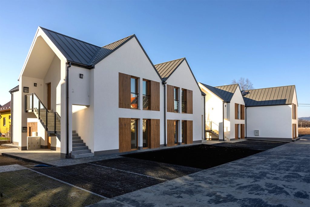 Inwestycja “Bliska Węgierska” to kameralny kompleks czterech budynków, w których powstaje 14 nowoczesnych apartamentów.