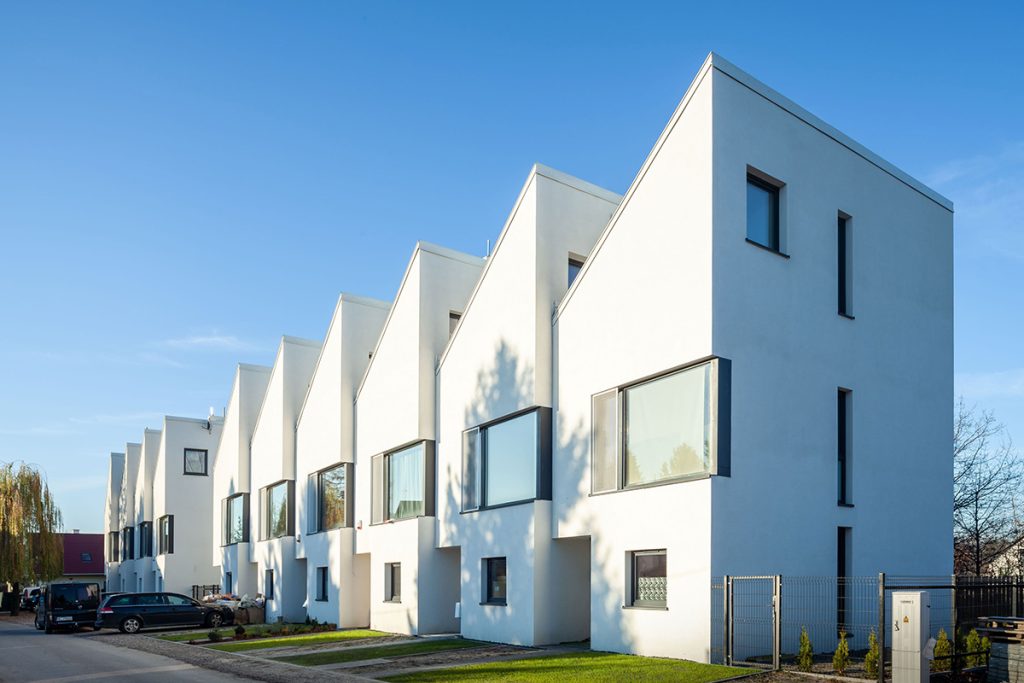 Osiedle ``Białych Domków`` to projekt  który obejmuje realizację 10 kompaktowych domów w zabudowie szeregowej.